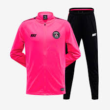 Dann ist der trainingsanzug eine tolle möglichkeit, um dich in den vereinsfarben zu präsentieren. Nike Paris Saint Germain 2018 19 Jugend Dry Squad Trainingsanzug Hyper Pink Schwarz Kinder Fanbekleidung Trainingsanzuge