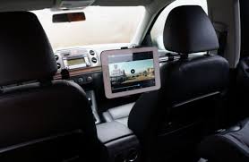 Setelah mengisi daya hingga penuh, microsoft surface pro dapat bertahan hingga 14 jam, cukup untuk menunjang produktivitas harian. Berdiri Untuk Tablet Di Dalam Kereta 314167 Info
