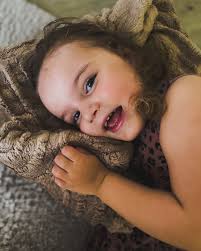 Unsere kleine Kämpferin Elisa Die letzten Tage waren voller Höhen und  Tiefen, aber heute möchten wir mit euch die kleinen Lichtblicke teilen, die  uns so viel Kraft geben. Elisa schläft endlich wieder