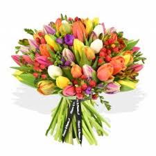 Considera tulipani girasoli e anthurium oppure una bella composizione di fiori tropicali. Londra Spruzzo Di Caramelle Bouquet Misto Con Freesia E Tulipani Consegna Fiori Londra Fiorista Online Londra