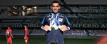 Aderbar melo dos santos neto (born 17 march 1990), commonly known as santos, is a brazilian footballer who plays as a goalkeeper for athletico paranaense and the brazil national team. Santos Veja Fotos De Momentos Marcantes Do Goleiro Desde A Chegada Ao Athletico Agencia Esporte
