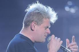 He is the son of the architect and poet stanisław staszewski. Kazik Staszewski Wraca Na Liste Przebojow Trojki Internauci Sa Oburzeni A Swoje Trzy Grosze Wtracila Tez Doda