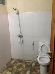 Selain kualitas terjamin, harga shower kamar mandi murah juga bisa anda dapatkan. Kamar Mandi Dengan Shower Air Panas Bild Von Tanakita Camp Site Sukabumi Tripadvisor