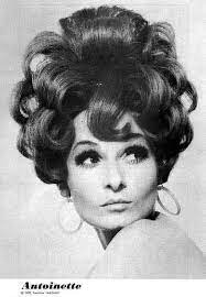 Epingle Par Isabel Santos Pilot Sur Kitch Kitch Kitch Coiffure Annee 60 Coiffures Vintage Coiffure Americaine