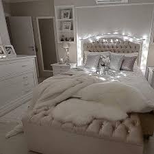 It S Glam But Comfy At The Same Time Decolove Art Glamourous Bedroom Champagne Bedroom Glam Bedroom Decor