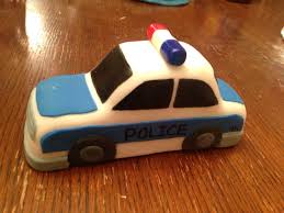 fondant police car shaped with rice krispy covered with fondant polizei kuchen kindergeburtstag polizeiauto kuchen polizei kuchen