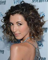 12 Medium Bob Hairstyles For Curly Hair 2019 Curly Hair 2019 Hairstyles For Curly Hair Haircut Curly Bob Hairstyles Hair Styles Curly Hair Styles Naturally