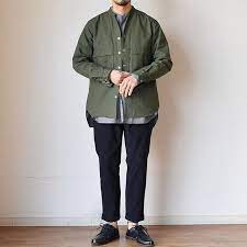 グレーのレイヤードスタイルはマニュアルのvネックシャツと シャツながらそのデザインと生地感はアウター色の強いアイテムです 言うならばシャツカーディガン ガシッとした中肉のリップストップ生地は japanese mens fashion hipster mens fashion mens fashion