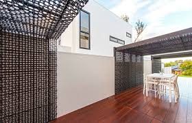 Feature walls can add aesthetic appeal and value to your home, as well as bring together an outdoor décor theme. Outdoor Feature Wall Ideas For Your Backyard Modularwalls