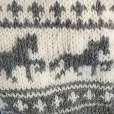 Im shop von crazypatterns gibt es jede menge anleitungen für gestrickte ponchos. 25 Pferd Stricken Ideen Pferd Pferdemuster Kreuzstich Pferd