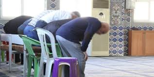 Başımız iki elimiz arasında, alın ve burun yere değecek ve parmaklar kıbleye doğru. Hangi Durumlarda Oturarak Namaz Kilinir Oturarak Namaz Kilmaya Izin Verilen Durumlar