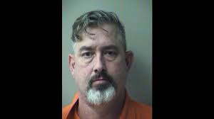 Arrestan a maestro de Florida por enviar mensajes inapropiados