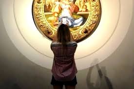 L'influencer e imprenditrice digitale, in galleria chiara ferragni è poi rimasta incantata ad ammirare le migliaia di conchiglie di madreperla che adornano il soffitto del cuore più antico degli uffizi, la. Chiara Ferragni Attira I Giovani Agli Uffizi Futuro Europa