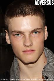 Attualmente, anche il biondo platino maschio è in aumento. Le Nuove Tendenze Capelli Uomo Estate 2019 Ecco I Nuovi Tagli Corti Adversus