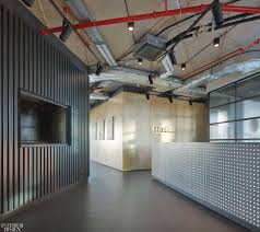 4 Offices From Canada To The Czech Republic Feature Eye Catching Elements Corporate Interiors Office Ideas For Work Office Entrance