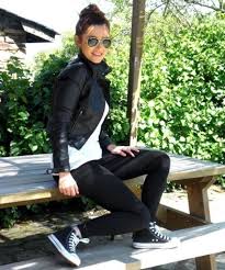 How To Wear High Top Converse With Skinny Jeans How To Wear High Tops The Best Way To Wear High Tops High Top Converse Outfits How To Wear Sweatpants Black High Top Converse