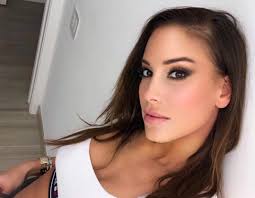 Пещера, гора лисьих, волчьих, медвежьих костей. Vajna Timea Tangaban Melltarto Nelkul Fotozkodott Egy Aspeni Sifelvonoban Szmo Hu