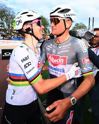 Pogi chased MVDP 𝐰𝐢𝐭𝐡𝐨𝐮𝐭 knowing his power 🤯 Tadej Pogačar had to  chase down Mathieu Van der Poel with no head unit after swapping bikes  twice in the final 38km of Paris-Roubaix