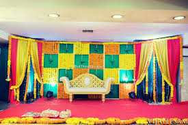 With The Royal Usage Of Marigolds This Wedding Set Up Is Goals Wedding Stage Design Wedding Reception Tables Centerpieces Wedding Set Up