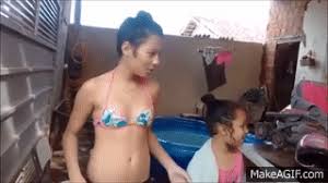 E que tal um desfio na piscina com uma bola gigante ! Desafio Da Piscina On Make A Gif