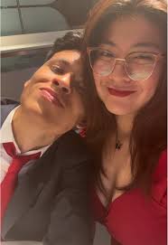 Matching Outfits: Amor y Comedia en Pareja