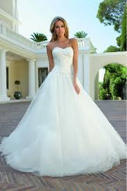 Since then, he has worked tirelessly to inspire and innovate new ideas in entertainment. 346 Bruidsmode Bruidscollecties Bruidshuis Elly Hochzeitskleid Kleider Hochzeit Hochzeitskleid Prinzessin Spitze