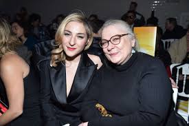 Ce dernier est un artiste connu pour ses diamants que l'on peut voir sur de nombreux. Marilou Berry Et Son Histoire D Amour Avec Arnaud Schneider