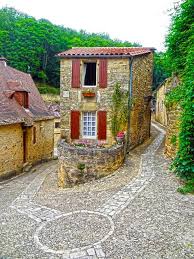 Beynac Et Cazenac In Dordogne Region France Designated One Of The Most Beautiful Small Towns In France Small House Tiny House Unusual Homes
