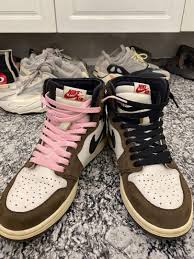 February 3rd, 2019 adam levine of maroon 5 takes the stage at the super bowl liii halftime show in a pair of scott's air jordan 1s with their alternate pink laces. Travis Scott 1 Pink Laces Online