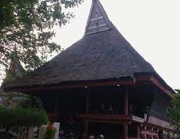 Ciri khas utama rumah adat simalungun yang berbeda dengan rumah adat sumatera utara lainnya terletak pada bentuk atapnya. Keunikan Rumah Adat Simalungun Cendana News