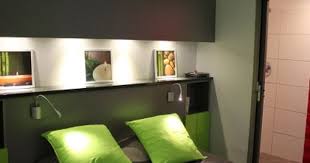 A 50 M Du Lagon Magnifique Studio De 38 M2 Tete De Lit Avec Petits Placards De Rangement De Cha Tete De Lit Avec Rangement Lit Rangement Idee Couleur Chambre