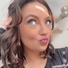 Ashley Shilling's Instagram, Twitter & Facebook