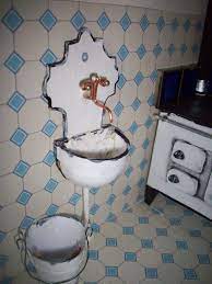 Scopri ricette, idee per la casa, consigli di stile e altre idee da provare. Puppenhauskuche Selber Basteln Der Ausguss Besteht Aus Pappe Und Einem Geviertelten Tischtennisball Der Wasserhahn Ist A Puppenhausmobel Perlen Basteln Pappe