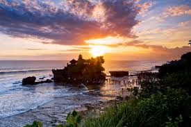 Anda bisa belok kiri sampai jalan setapak. Tanah Lot Bali Daya Tarik Harga Tiket Masuk Waktu Terbaik Berkunjung