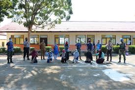 Beragam gambar foto hitam putih keren dan berkarakter kebiasaan kegiatan gotong royong sering dilakukan dalam menjalani suatu. Personel Lanud Sim Partisipasi Gotong Royong Bersihkan Sekolah Di Kabupaten Aceh Besar Kicaunews