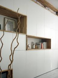 Un Mur De Rangement Blanc Et Bois Deco Salon Rangement Sejour Rangement Salon
