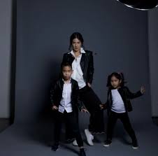 Untuk orang tua dirumah anak autisme cenderung tidak, kata gayatri. 7 Potret Keseruan Dian Sastrowardoyo Dengan Kedua Anaknya Kumparan Com