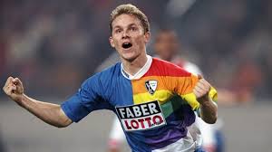 Schauen sie sich unser großes und vielfältiges angebot in. 50 Jahre Bundesliga Die Elf Der Hasslichsten Trikots Sport Sz De