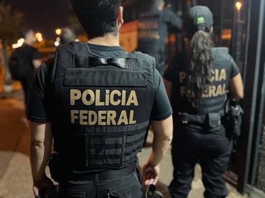 Agentes da Polícia Federal em operação de busca e apreensão contra desvio de bens da Receita Federal no Rio de Janeiro