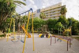 Disponibiliza uma piscina exterior, jardins e terraços. Hotel Bahia De Alcudia Mallorca Spanien Hostelscentral Com De