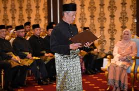 Menonton angkat sumpah perdana menteri dari satu lokasi rahsia. Muhyiddin Angkat Sumpah Perdana Menteri Kelapan Pejabat Perdana Menteri Malaysia
