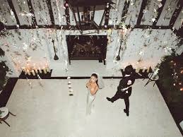 Ariana grande has shared a glimpse into her intimate wedding to real estate agent dalton gomez earlier this month. Zt7s36gwlluulm