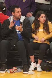 Adam sandler's portrayal of an ice hockey player, who possesses a powerful and dangerous slapshot, in the sports comedy film 'happy gilmore' earned him much acclaim. Adam Sandler Starportrat News Bilder Gala De