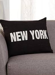 Une Exclusivite Simons Maison Comme Un Souvenir De Voyage Inscription Typo Graphique De La Celebre Ville En Contraste Sur Une Douce Chen