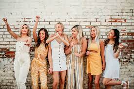 Six Senior Girls Best Friends Dance In An Alleyway Along A Brick Wall In Downtown Spokane Wa Friend Photoshoot Friend Poses Photography Friend Poses