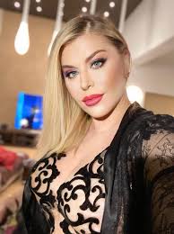 Loredana groza are 50 de ani, însă arată din ce în ce mai bine și nu ezită să arate acest lucru ori de câte ori are ocazia. Loredana Groza Mai SincerÄƒ Ca NiciodatÄƒ Eu Am Fost IntarziatÄƒ Cu Sexul Cine E BÄƒrbatul Cu Care S A SÄƒrutat Prima OarÄƒ Stiri Vedete Si Evenimente Viva Ro