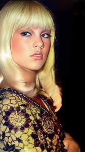 LAURA SMET AUSSI BELLE QUE SON PÈRE