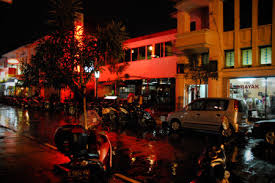 Cafe ini menyajikan kopi yang unik dan menarik karena cara memasak kopi dengan menggunakan pasir panas. Jalan Braga Bandung Info Sejarah Mall Xxi Nightlife Malam Hari