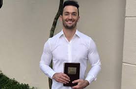 Hypólito was the first athlete from brazil to ever win a medal at the world championships, a silver on floor exercise in 2001. Evangelico Diego Hypolito Revela Ser Gay So Aceito Ser Julgado Por Deus