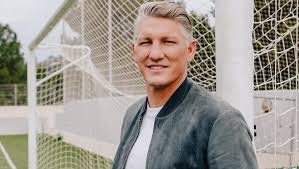 Bastian schweinsteiger reifte zum führungsspieler heran und wechselte von seiner ursprünglichen position, der außenbahn, in das zentrale defensive mittelfeld. Bastian Schweinsteiger Ard Experte Im Stadion Und Im Sportschau Studio Presselounge Wdr